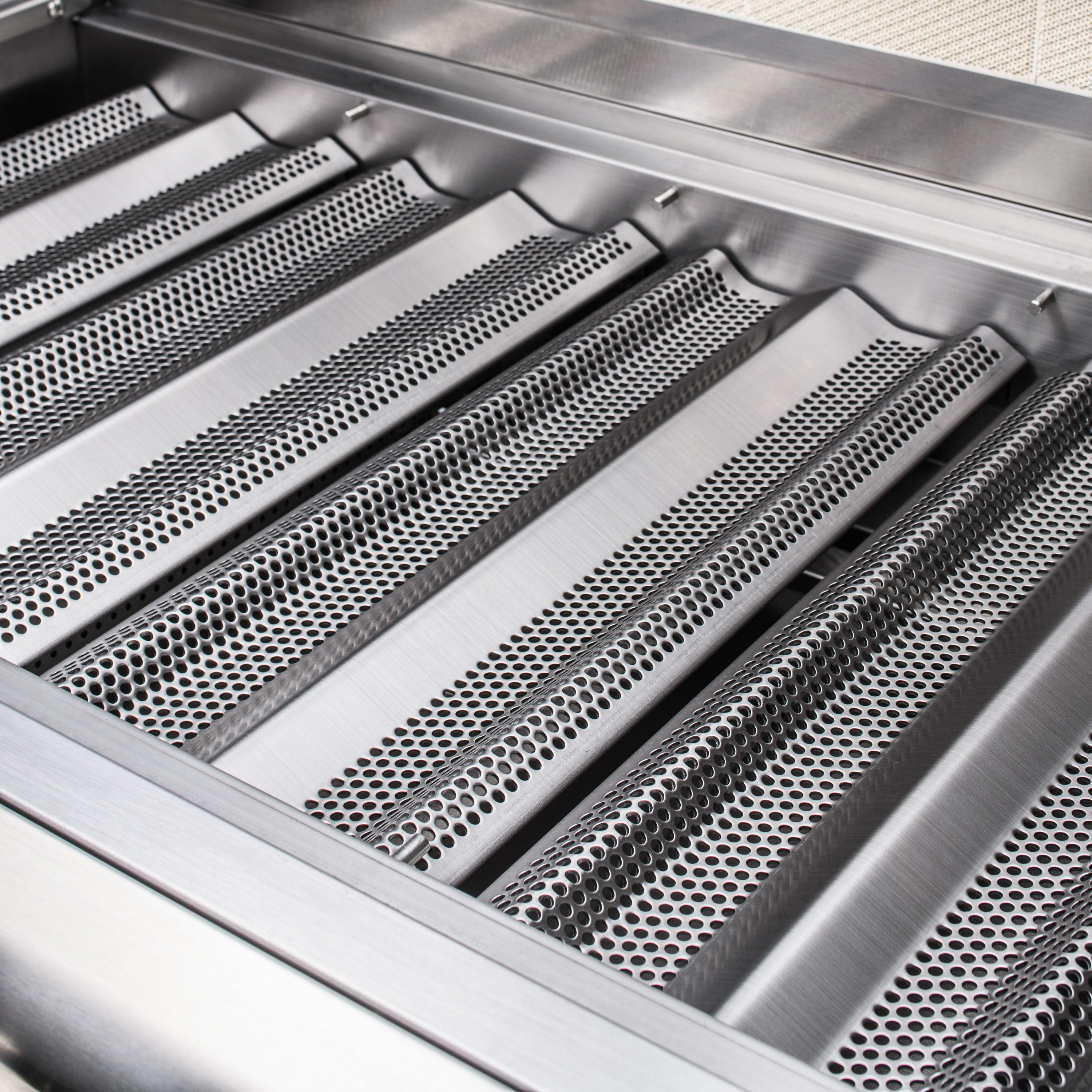 Blaze Premium LTE+ 32-Inch 4-Burner Built-In Gas Grill w/ Ceramic Flame Tamers – Enhanced Grilling Performance