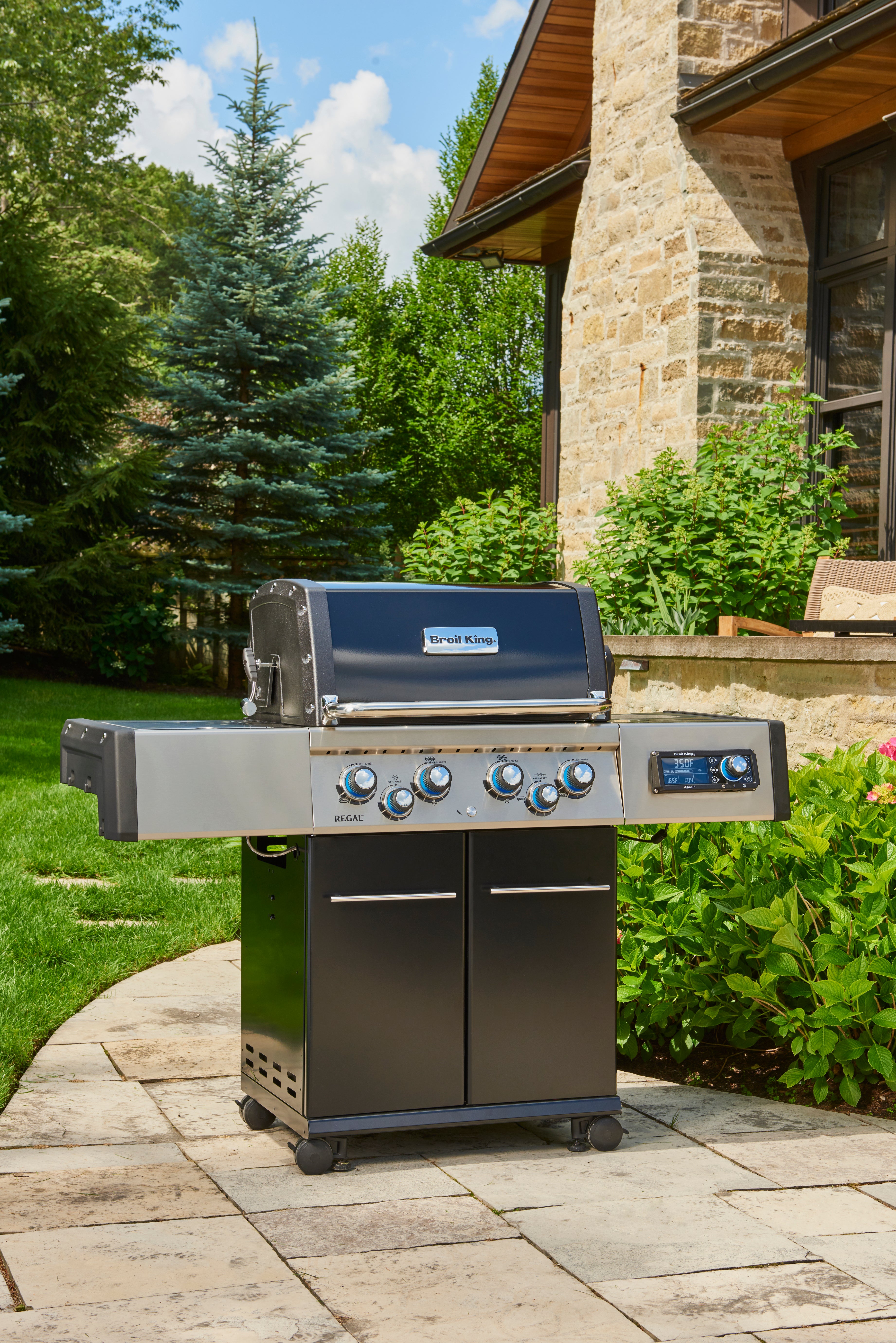 Broil King Regal Q 490 Pro IR with iQue Technology – Advanced Grilling Precision