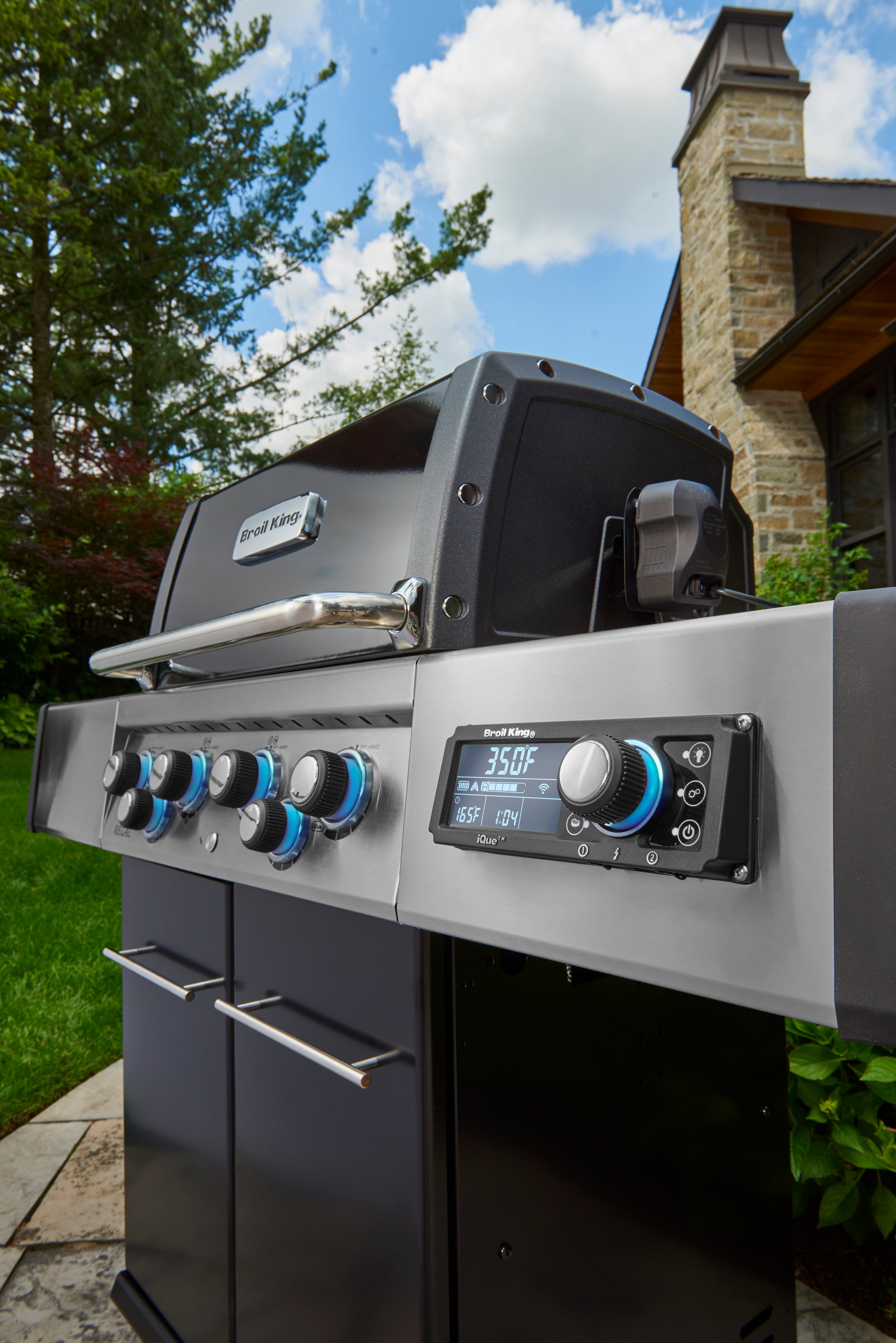 Broil King Regal Q 490 Pro IR with iQue Technology – Advanced Grilling Precision