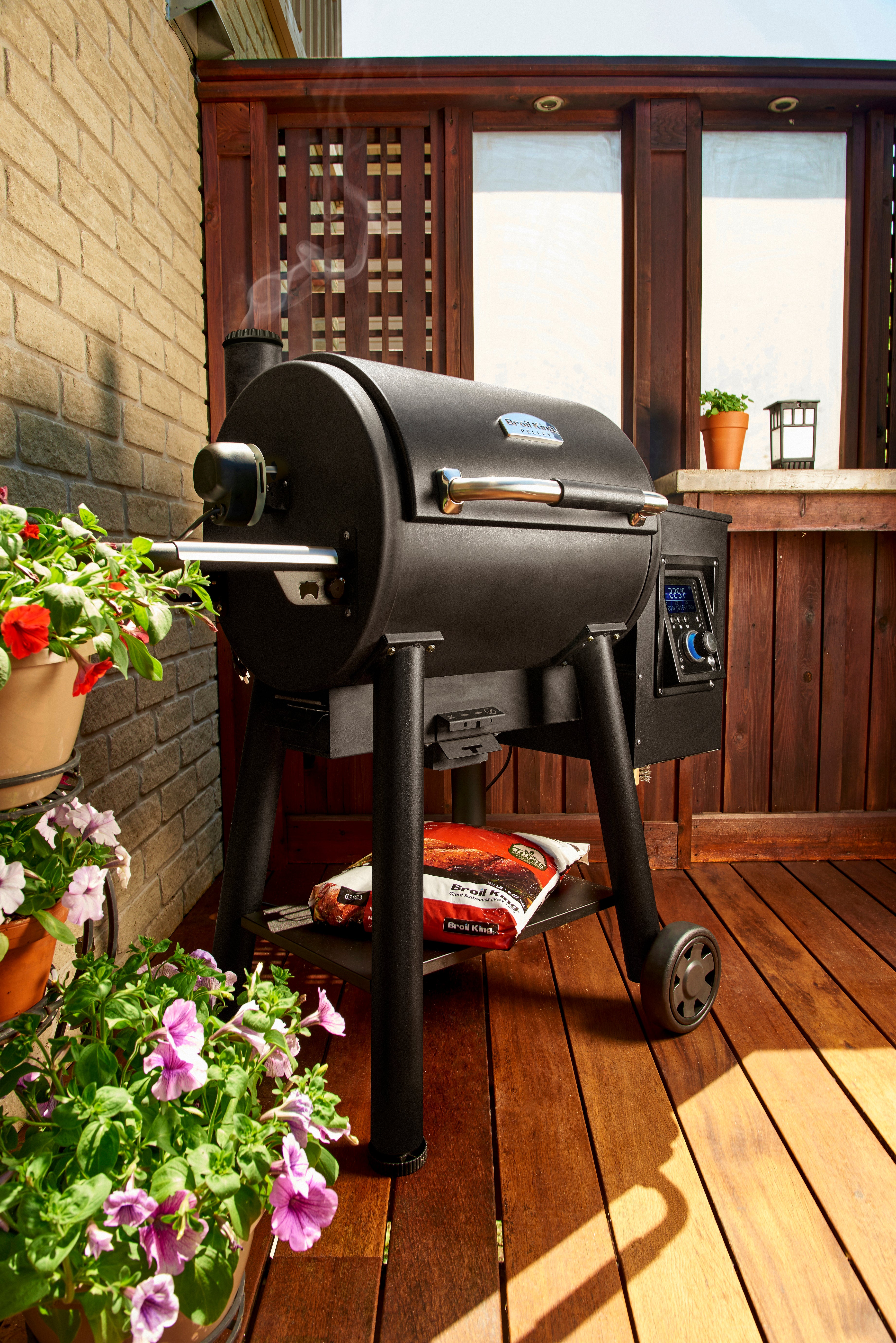 Broil King Regal 400 Wi-Fi & Bluetooth Controlled Pellet Grill and Smoker – Advanced Technology Meets Robust Durability