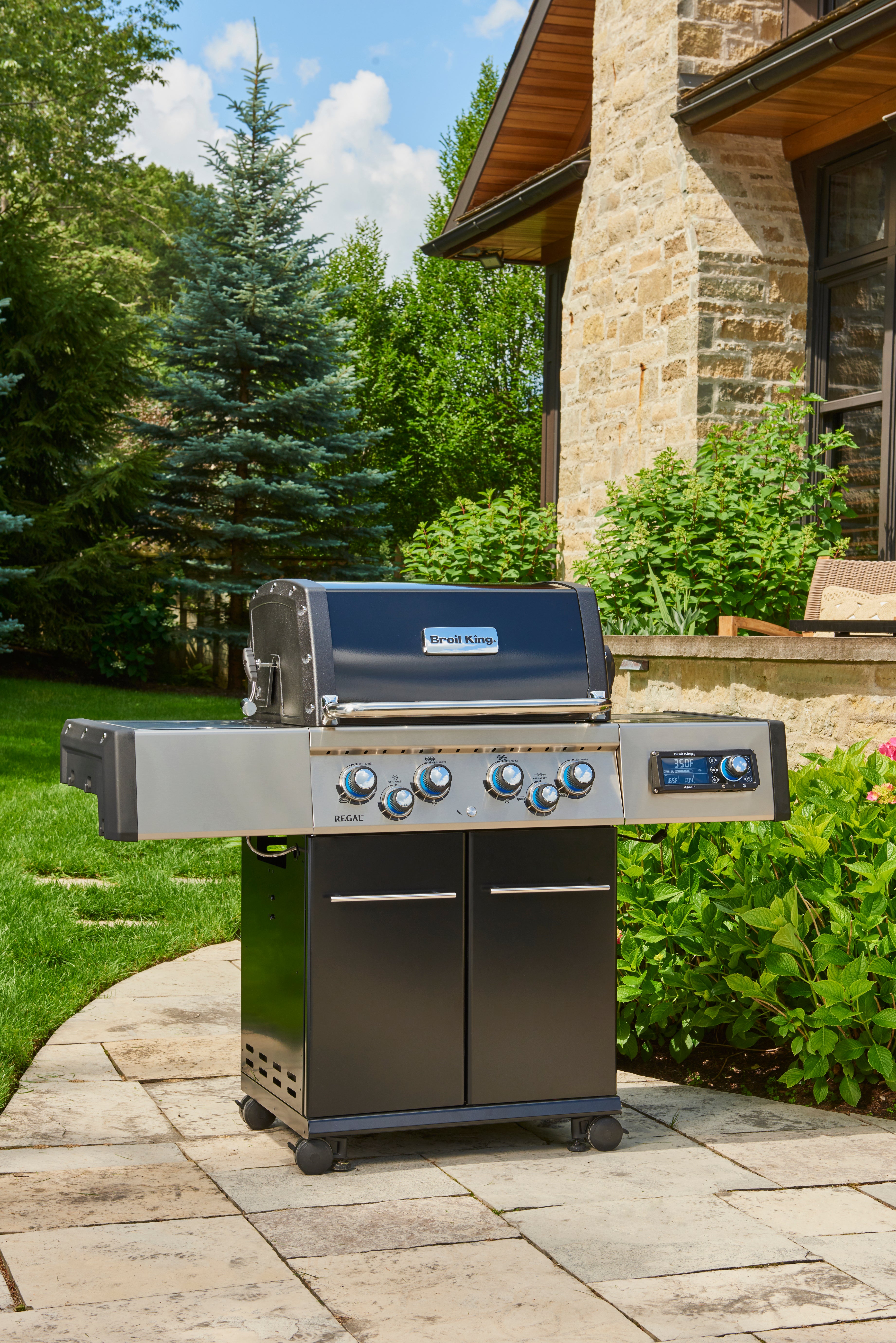 Broil King Regal Q 590 Pro IR with iQue Technology – High-Performance 5-Burner Gas Grill